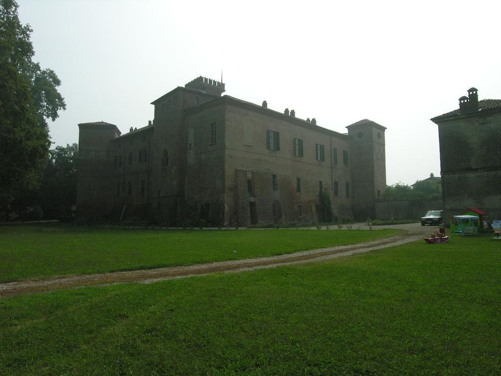 Castello Sannazzaro B&B Giarole ภายนอก รูปภาพ